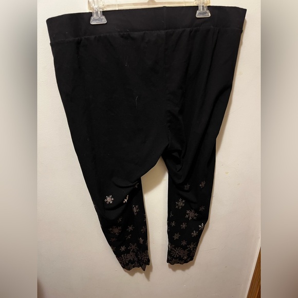 Torrid signature leggings with snowflake details sz 4 - Picture 3 of 5